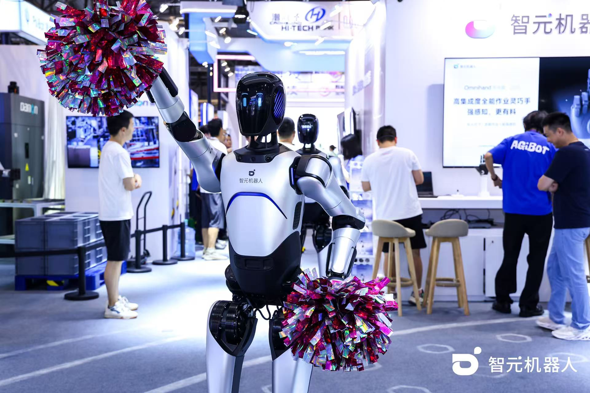 350VIP浦京机器人 WAIC 首日展台火爆，机器...